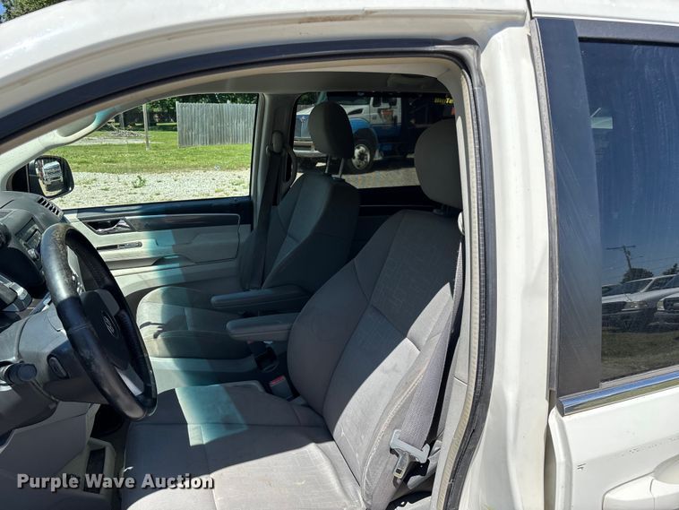 image for item FG0369 2009 Volkswagen Routan van