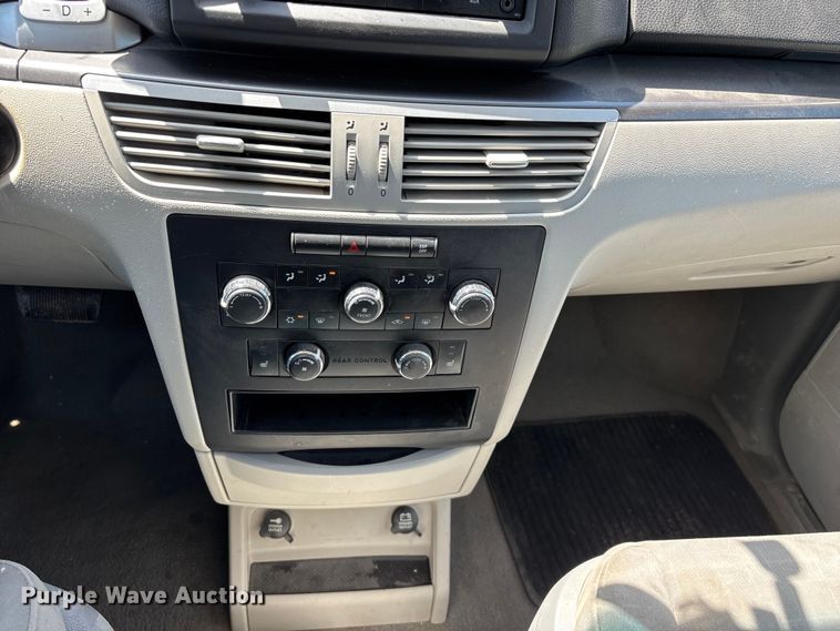 image for item FG0369 2009 Volkswagen Routan van