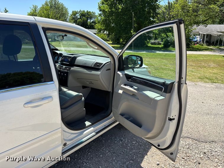 image for item FG0369 2009 Volkswagen Routan van