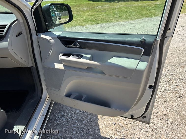 image for item FG0369 2009 Volkswagen Routan van
