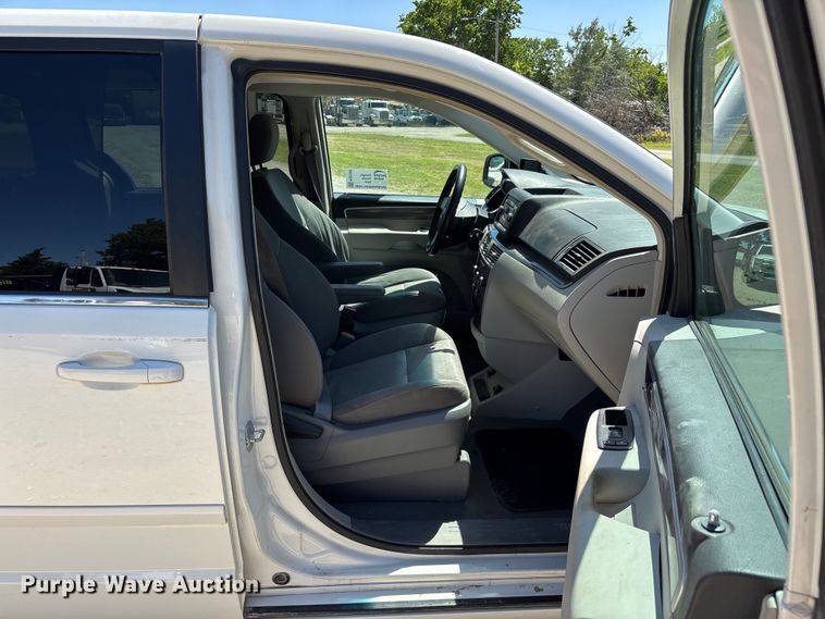 image for item FG0369 2009 Volkswagen Routan van