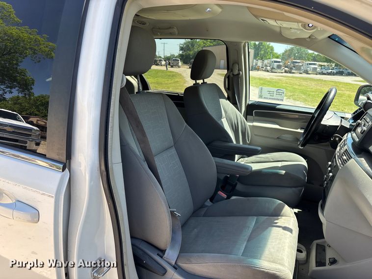 image for item FG0369 2009 Volkswagen Routan van