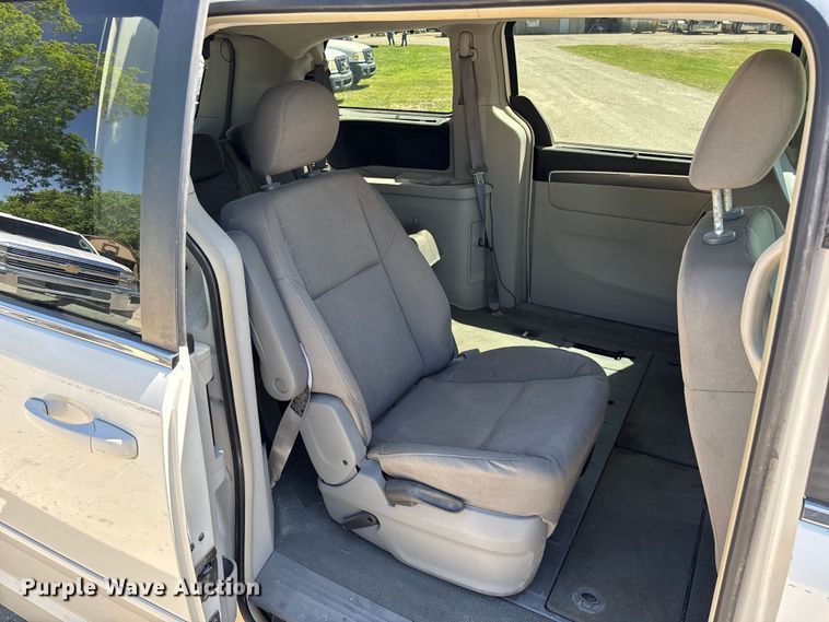 image for item FG0369 2009 Volkswagen Routan van