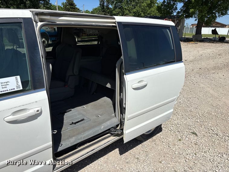 image for item FG0369 2009 Volkswagen Routan van