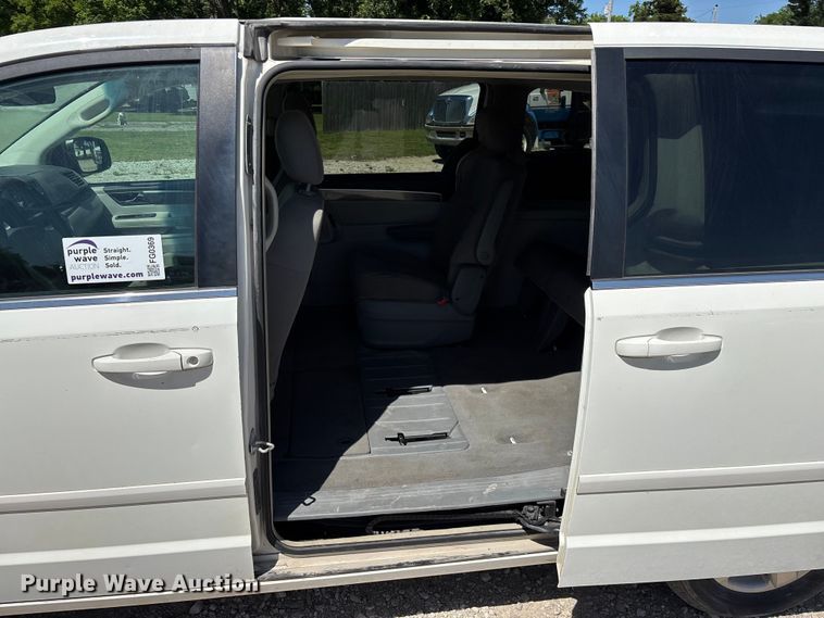 image for item FG0369 2009 Volkswagen Routan van
