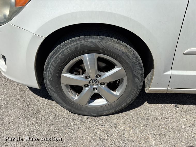 image for item FG0369 2009 Volkswagen Routan van