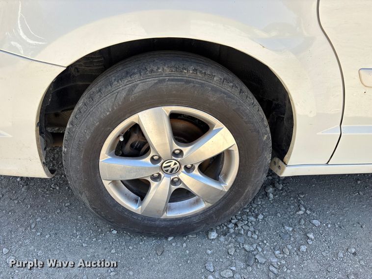 image for item FG0369 2009 Volkswagen Routan van