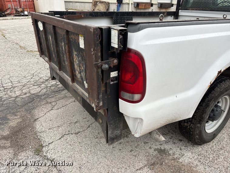 image for item FG0385 2001 Ford F250 Super Duty XL pickup truck