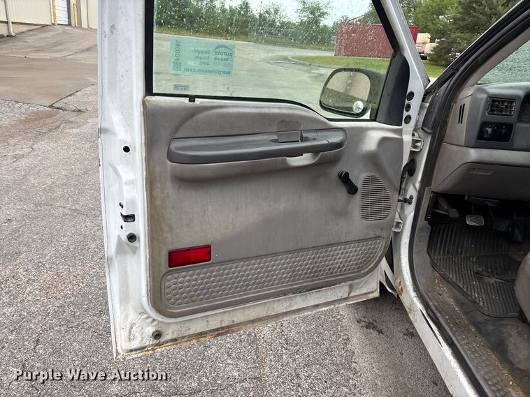 image for item FG0385 2001 Ford F250 Super Duty XL pickup truck