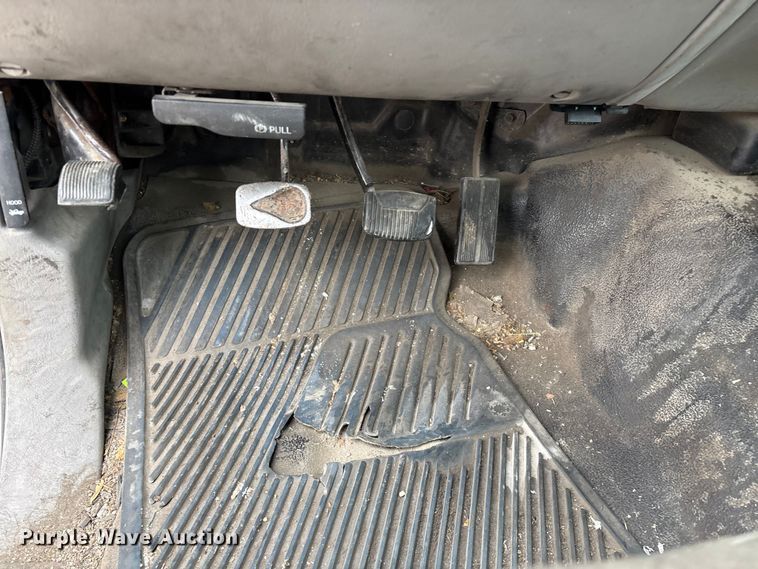 image for item FG0385 2001 Ford F250 Super Duty XL pickup truck