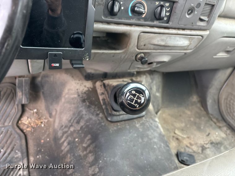 image for item FG0385 2001 Ford F250 Super Duty XL pickup truck