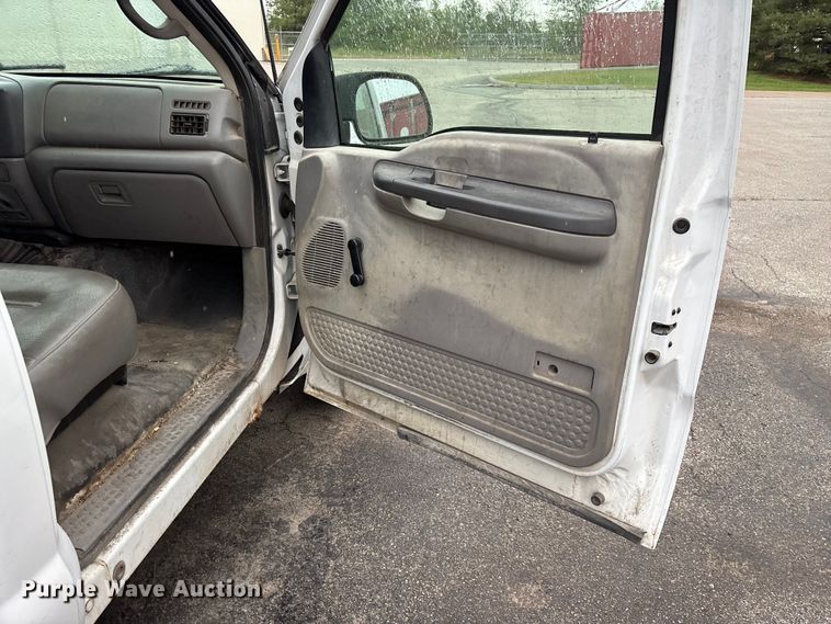 image for item FG0385 2001 Ford F250 Super Duty XL pickup truck