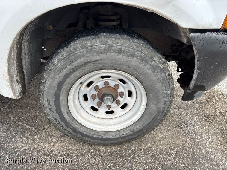 image for item FG0385 2001 Ford F250 Super Duty XL pickup truck