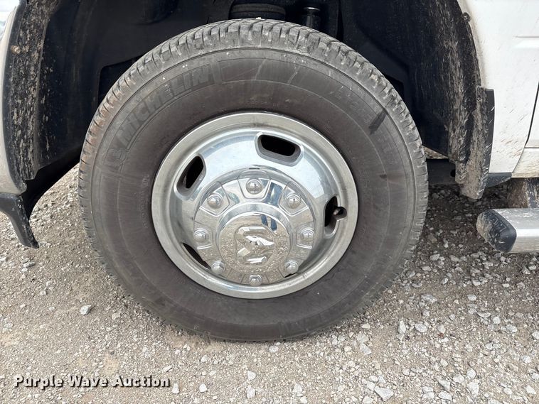 image for item FG2576 2022 RAM 3500 flatbed pickup truck