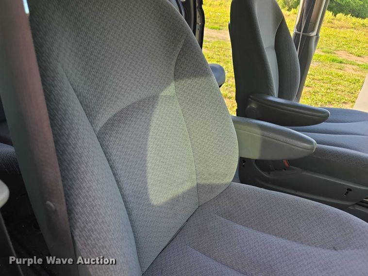 image for item FH6041 2005 Dodge Grand Caravan van