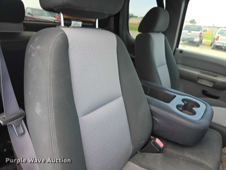 image for item FH6080 2007 Chevrolet Silverado 1500 Ext. Cab pickup truck