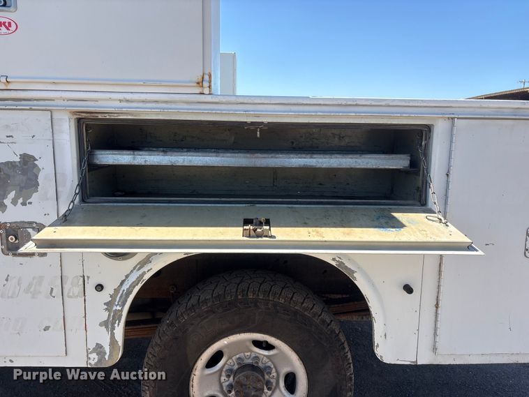 image for item FI0172 2009 Chevrolet Silverado 2500 HD Crew Cab utility bed pickup truck