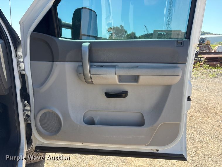 image for item FI0172 2009 Chevrolet Silverado 2500 HD Crew Cab utility bed pickup truck