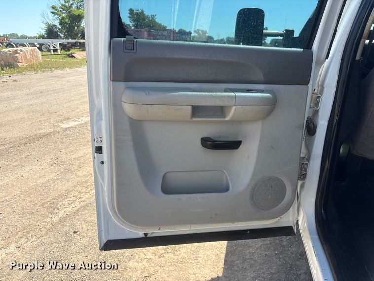 image for item FI0172 2009 Chevrolet Silverado 2500 HD Crew Cab utility bed pickup truck