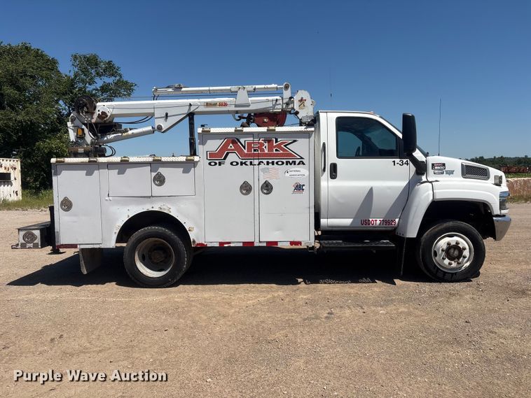 image for item FI0174 2006 GMC C5500 utility / service truck