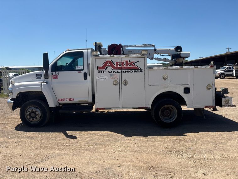 image for item FI0174 2006 GMC C5500 utility / service truck