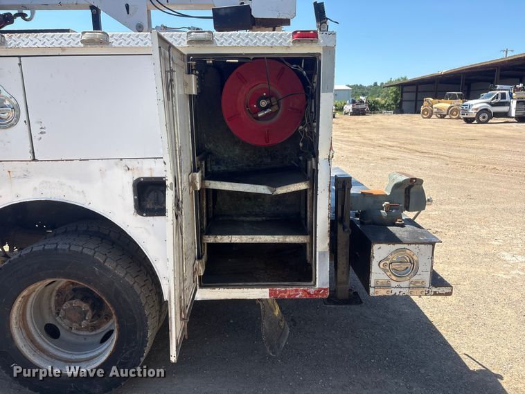 image for item FI0174 2006 GMC C5500 utility / service truck