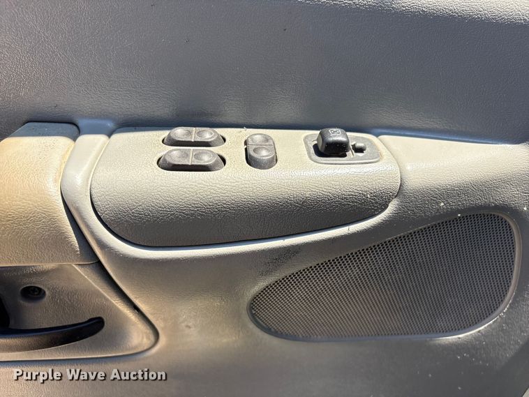 image for item FI0175 2005 Ford E350 van