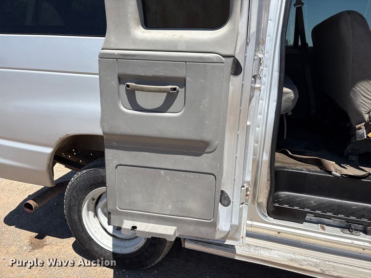 image for item FI0175 2005 Ford E350 van