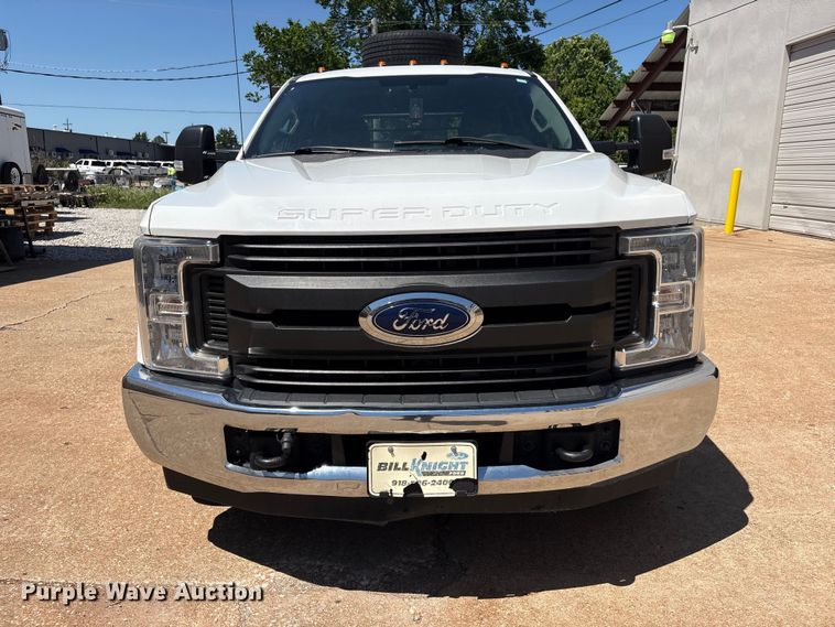image for item FI0178 2019 Ford F350 Super Duty Crew Cab flatbed pickup truck
