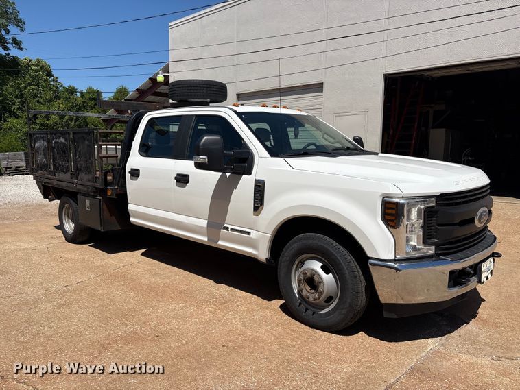 image for item FI0178 2019 Ford F350 Super Duty Crew Cab flatbed pickup truck