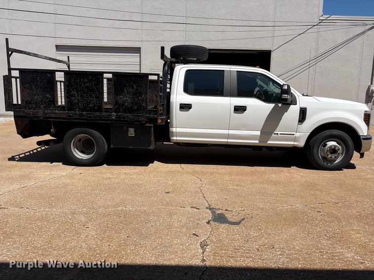 image for item FI0178 2019 Ford F350 Super Duty Crew Cab flatbed pickup truck