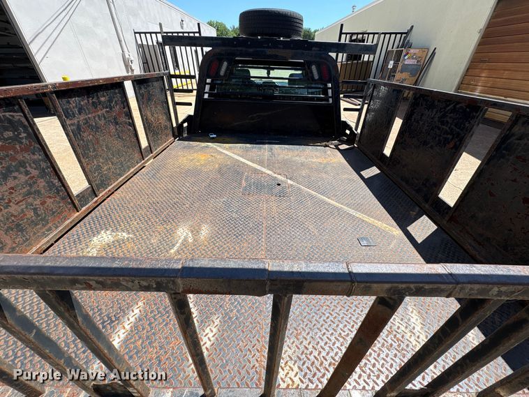 image for item FI0178 2019 Ford F350 Super Duty Crew Cab flatbed pickup truck