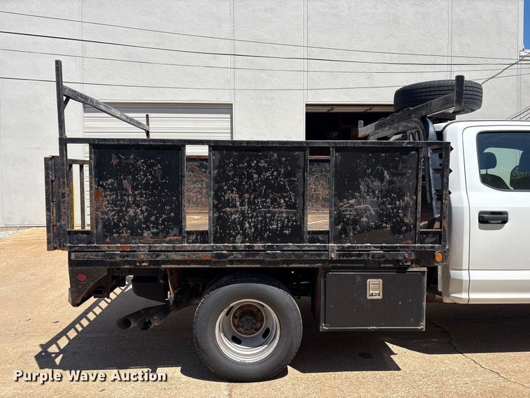 image for item FI0178 2019 Ford F350 Super Duty Crew Cab flatbed pickup truck