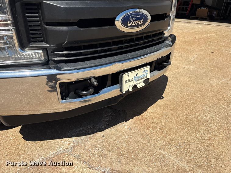 image for item FI0178 2019 Ford F350 Super Duty Crew Cab flatbed pickup truck