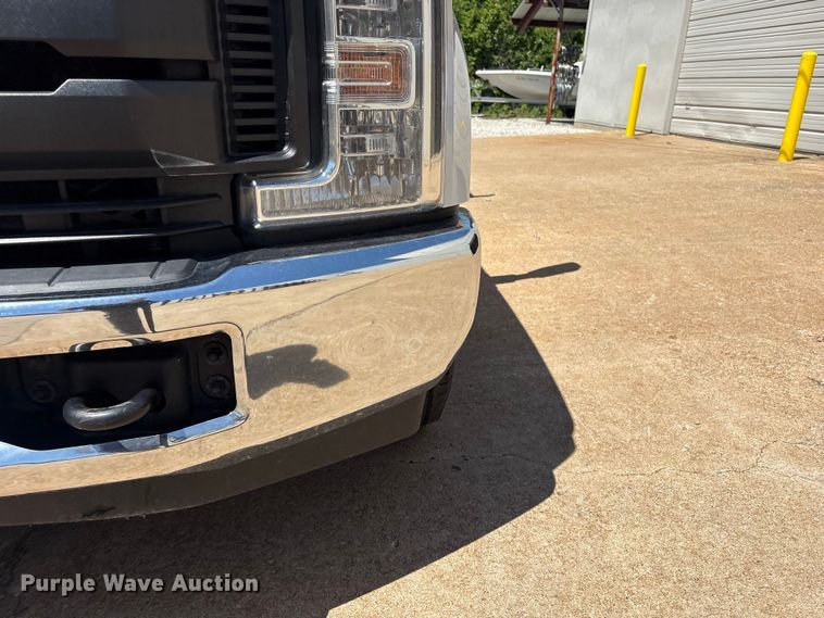 image for item FI0178 2019 Ford F350 Super Duty Crew Cab flatbed pickup truck