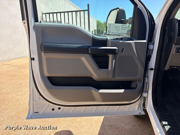 image for item FI0178 2019 Ford F350 Super Duty Crew Cab flatbed pickup truck