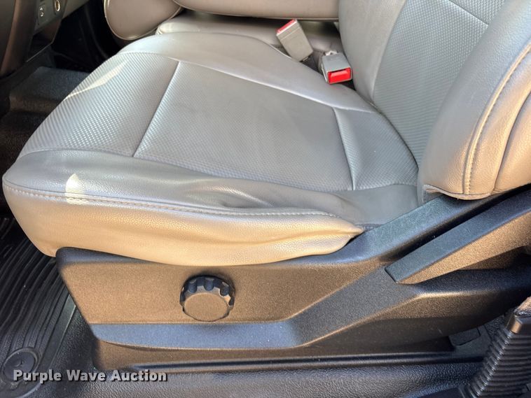 image for item FI0178 2019 Ford F350 Super Duty Crew Cab flatbed pickup truck