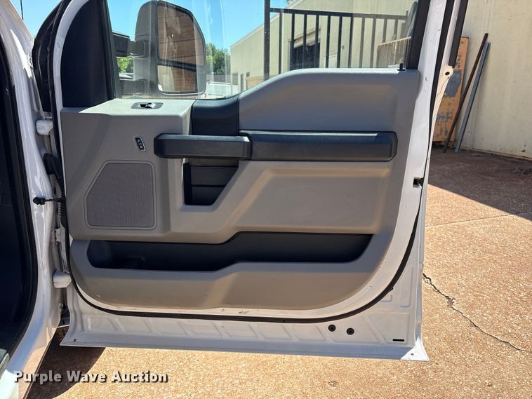 image for item FI0178 2019 Ford F350 Super Duty Crew Cab flatbed pickup truck