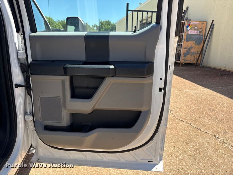 image for item FI0178 2019 Ford F350 Super Duty Crew Cab flatbed pickup truck