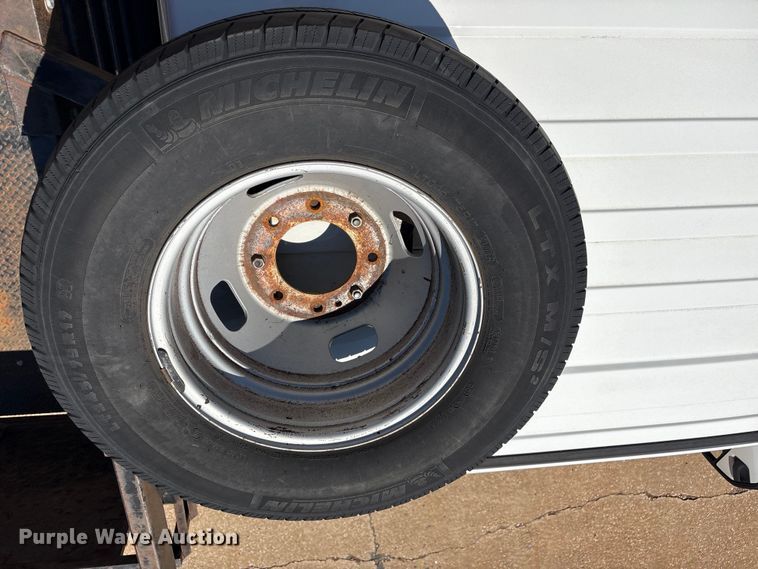 image for item FI0178 2019 Ford F350 Super Duty Crew Cab flatbed pickup truck