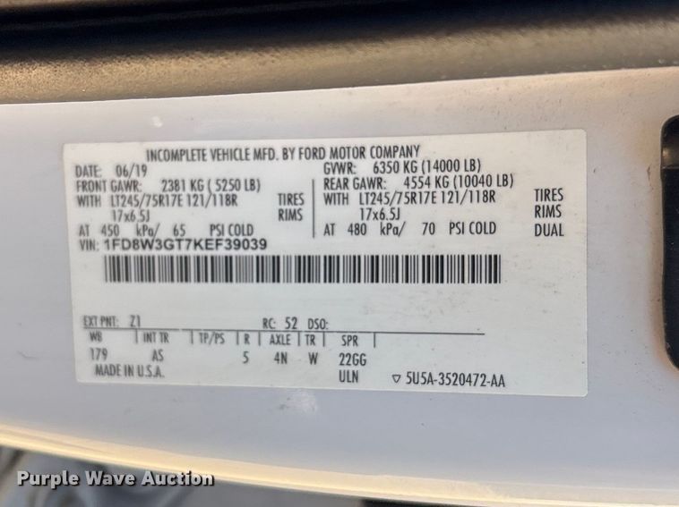 image for item FI0178 2019 Ford F350 Super Duty Crew Cab flatbed pickup truck