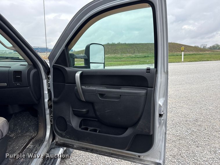 image for item FK1425 2013 Chevrolet Silverado 2500HD Ext. Cab pickup truck