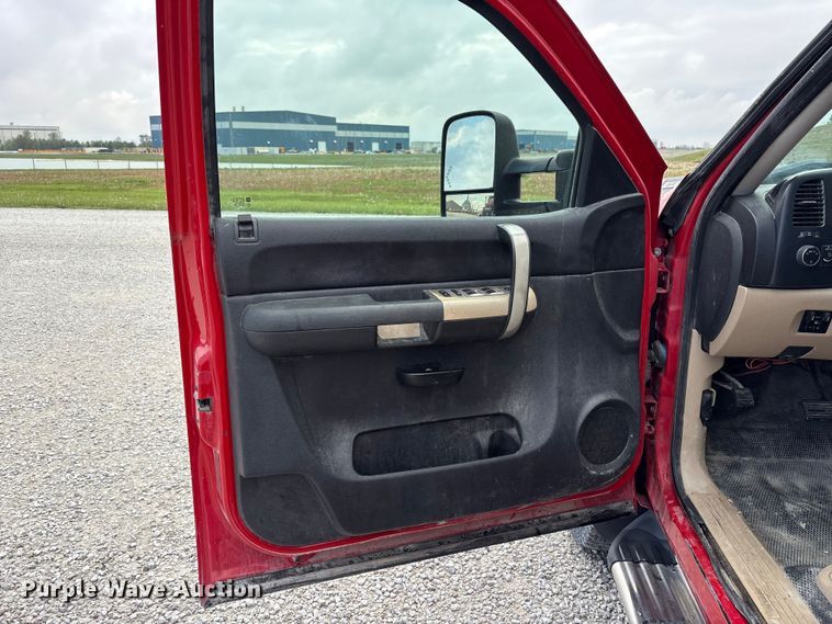 image for item FK1426 2009 Chevrolet Silverado 2500HD Crew Cab pickup truck