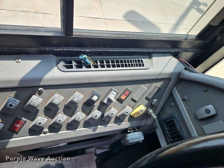 image for item FN5686 2010 Thomas Built HDX school bus