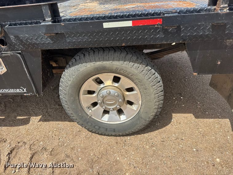 image for item NA9324 2010 Ford F250 Lariat Super Duty Ext. Cab flatbed pickup truck