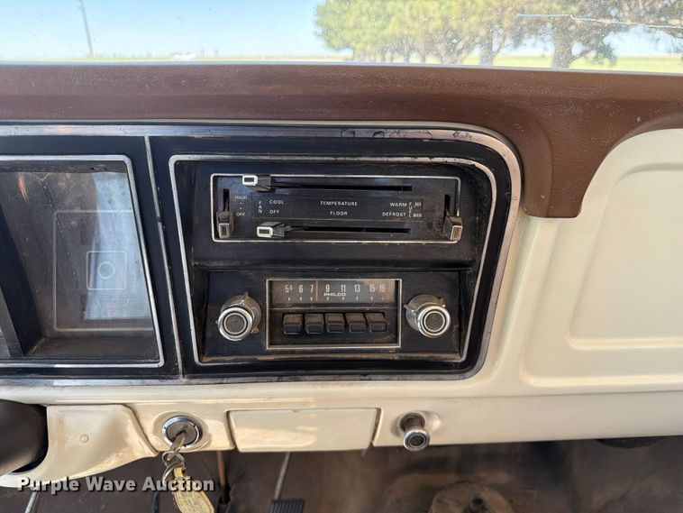 image for item NE9882 1974 Ford F100 pickup truck