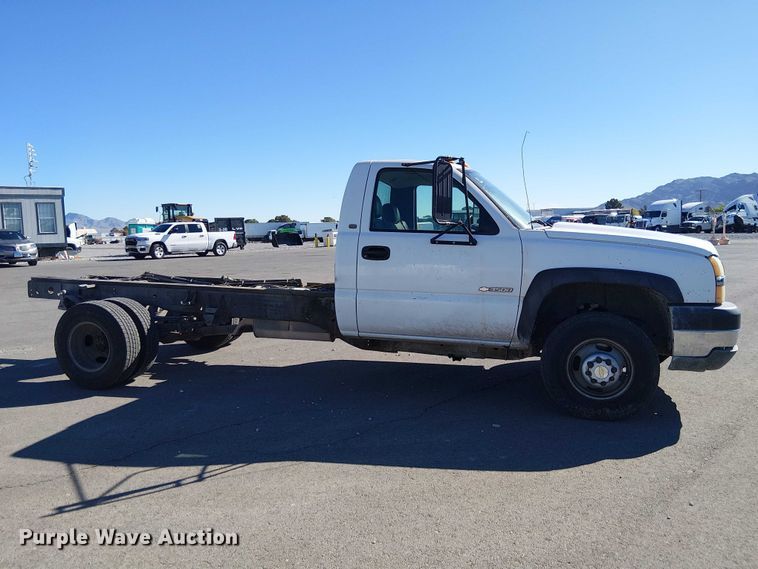 image for item YA3219 2005 Chevrolet Silverado 3500 pickup truck cab and chassis