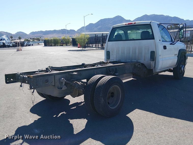 image for item YA3219 2005 Chevrolet Silverado 3500 pickup truck cab and chassis