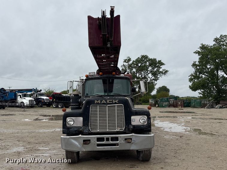 image for item DO5230 1989 Mack R690ST drilling rig truck