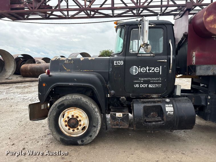 image for item DO5230 1989 Mack R690ST drilling rig truck